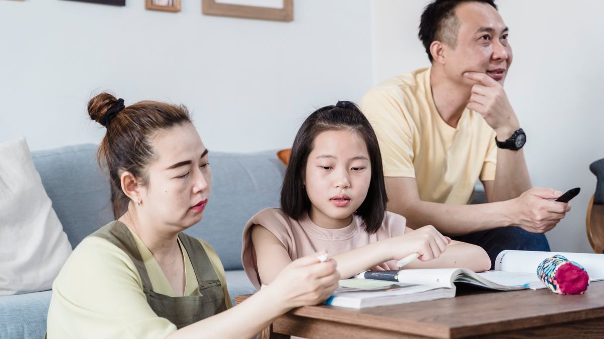 아이가 공부한 내용을 보호자가 함께 살펴보고 있는 모습
